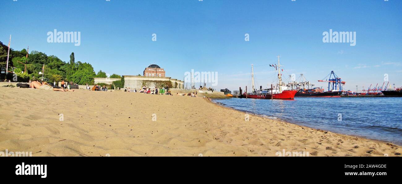 Hamburg, Deutschland - 22. Mai 2008: Hamburger Stadtstrandpanorama (Stadtstrand) in Oevelgonne mit Sandstrand und Hafen mit Schiffen und Containern auf dem Stockfoto