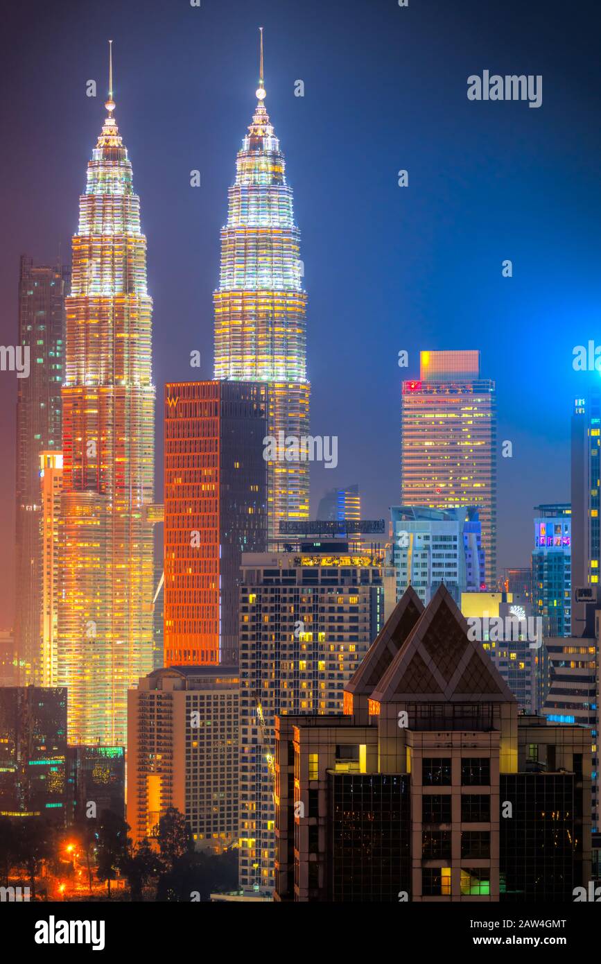 Kuala LUMPUR, MALAYSIA - 19. FEBRUAR 2018: Skyline der Stadt Kuala Lumpur mit den berühmten Petronas-Zwillingstürmen und dem Kl Tower. Stockfoto