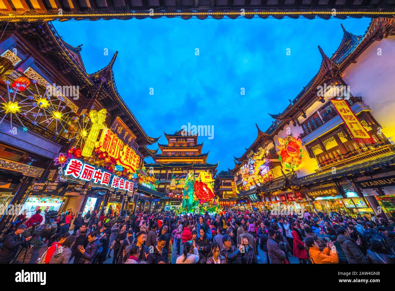 Shanghai, China - 14. Februar 2018: Der berühmte Yu Garden in Shanghai, China, ein traditionelles Einkaufsviertel mit historischem Gebäude. Stockfoto