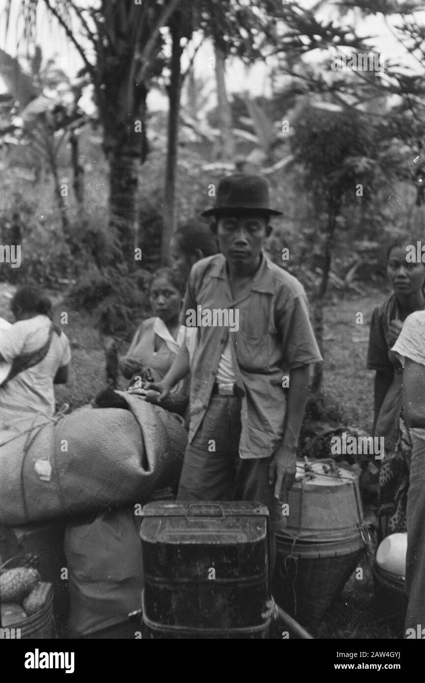 Salatiga Returnees to Republican Territory. Ein Mann mit seinem Gepäck Datum: 2. Dezember 1947 Ort: Indonesien, Java, Niederländisch-Ostindien, Salatiga Stockfoto