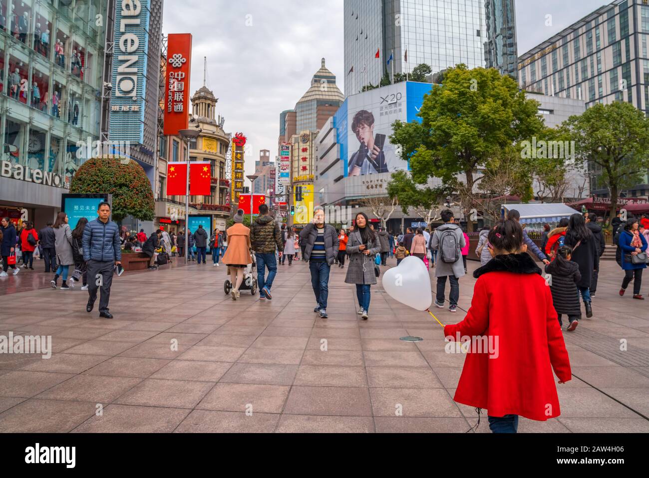 Shanghai, CHINA - 14. FEBRUAR 2018: Menschen, die auf der Nanjing Road spazieren. Die Gegend ist das Haupteinkaufsviertel Shanghais und eines der geschäftigsten der Welt Stockfoto