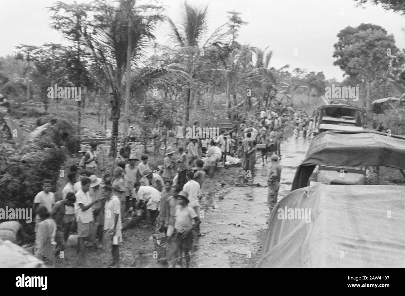 Salatiga Rückkehrer, die auf republikanisches Gebiet zurückgehen, das entlang eines Motorkats eingerichtet wurde holländische Militärfahrzeuge Datum: 2. Dezember 1947 Ort: Indonesien, Java, Niederländische Ostindien, Salatiga Stockfoto