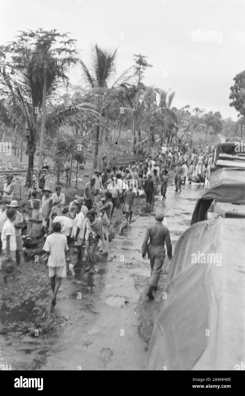 Salatiga Rückkehrer, die auf republikanisches Gebiet zurückgehen, das entlang eines Motorkats eingerichtet wurde holländische Militärfahrzeuge Datum: 2. Dezember 1947 Ort: Indonesien, Java, Niederländische Ostindien, Salatiga Stockfoto