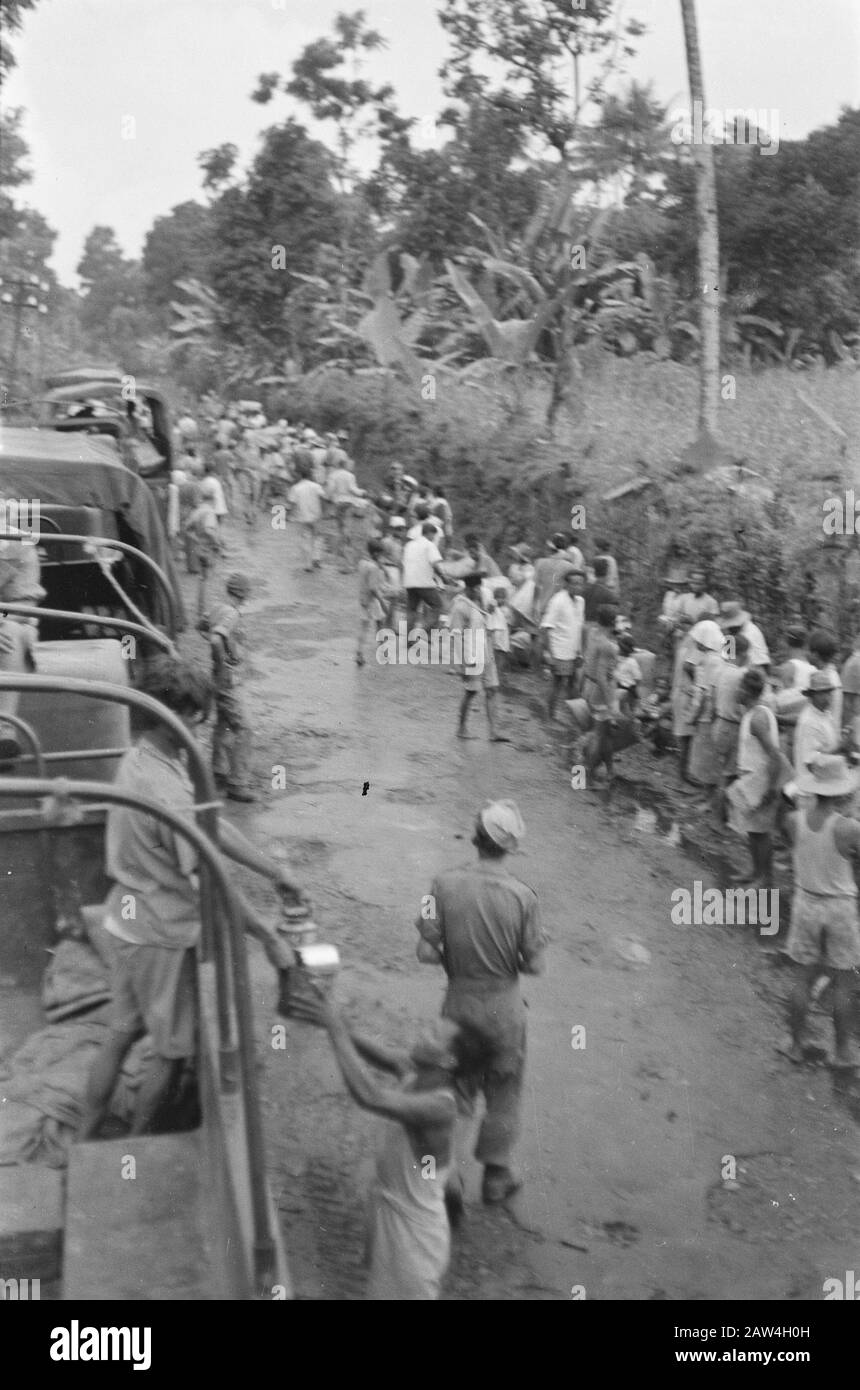 Salatiga Rückkehrer, die auf republikanisches Gebiet zurückgehen, das entlang eines Motorkats eingerichtet wurde holländische Militärfahrzeuge Datum: 2. Dezember 1947 Ort: Indonesien, Java, Niederländische Ostindien, Salatiga Stockfoto