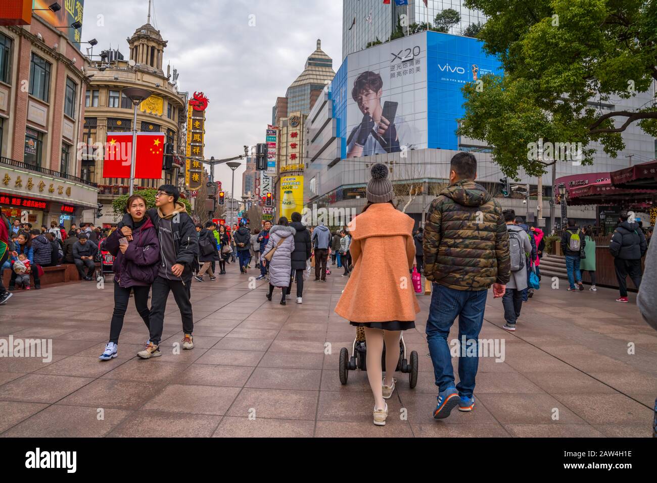 Shanghai, CHINA - 14. FEBRUAR 2018: Menschen, die auf der Nanjing Road spazieren. Die Gegend ist das Haupteinkaufsviertel Shanghais und eines der geschäftigsten der Welt Stockfoto