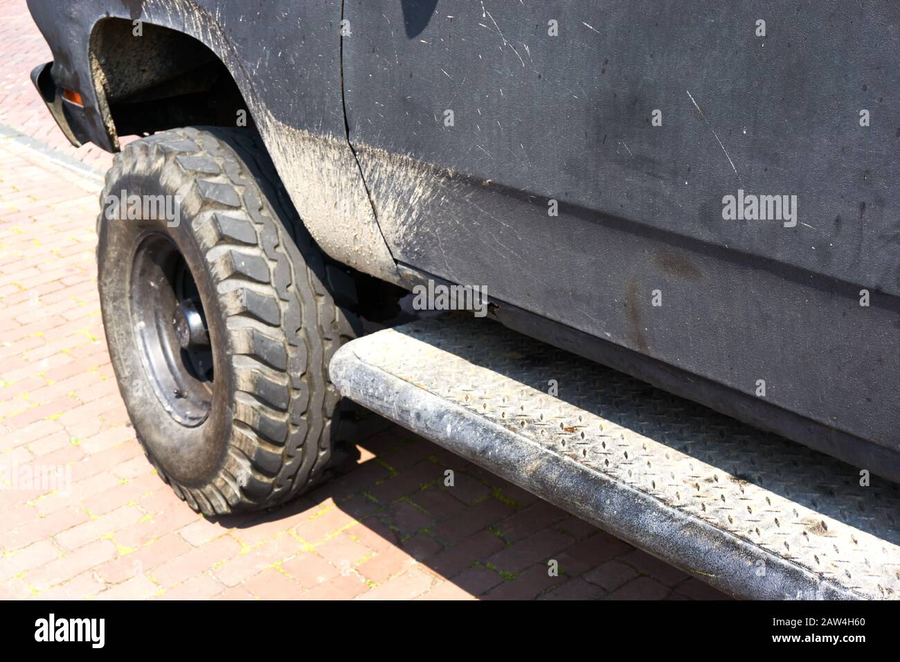 Dunkelgrauer Pickup-Truck mit Schlamm Spritzer auf Radlauf. Stockfoto