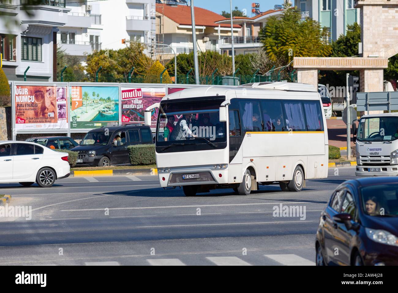 Antalya/TÜRKEI - 22. JANUAR 2020: Türkischer Bus fährt auf einer Straße in Antalya Stockfoto