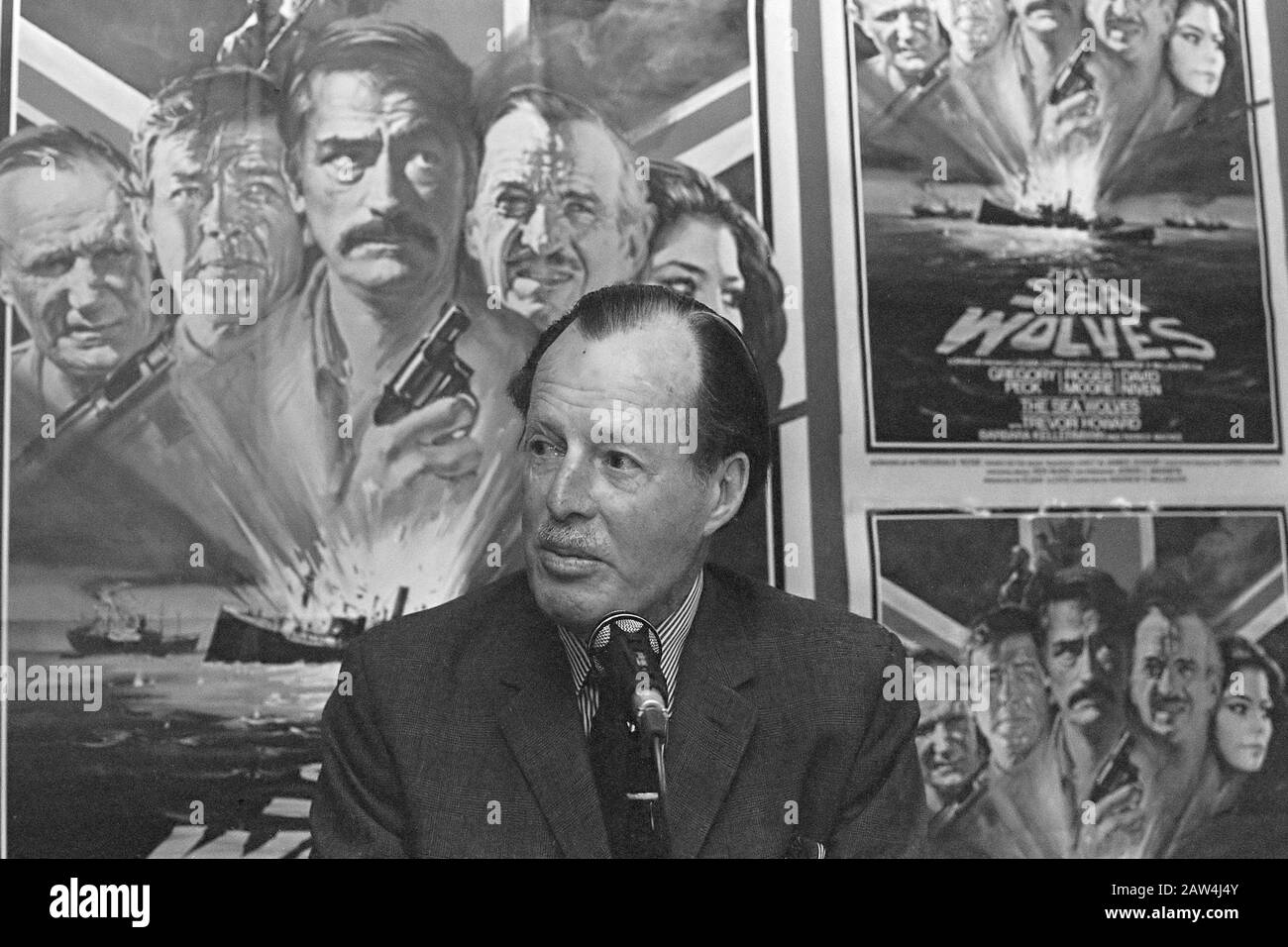 Voorvertoning van de Film Die Meereswölfe sterben am 16. Oktober 1980 in première gaat. Generaal Pugh, destijds Special Operations Executive, tijdens persconferentie. OP de achtergrond placers met Gregory Peck, die Pugh Speelde (Lewis Henry Owain Pugh (1907-1981), Stockfoto