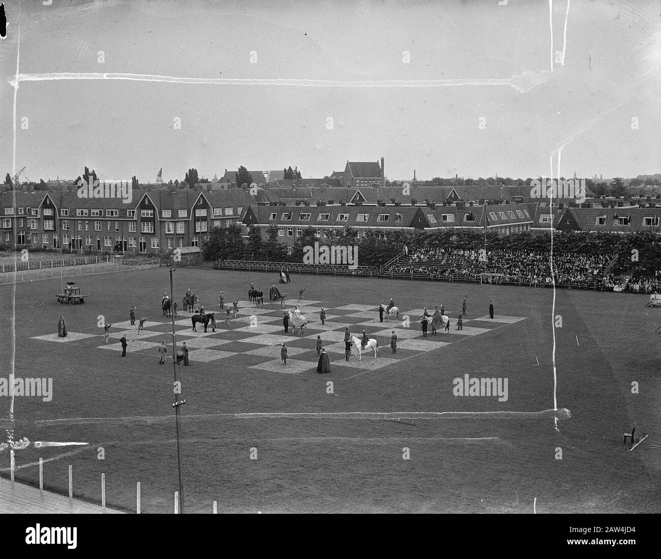 Live-Schach unter der Leitung von Max Euwe (links) auf Mosveld Amsterdam Datum: 7. August 1946 Ort: Amsterdam Schlagwörter: Charts, Schach Stockfoto