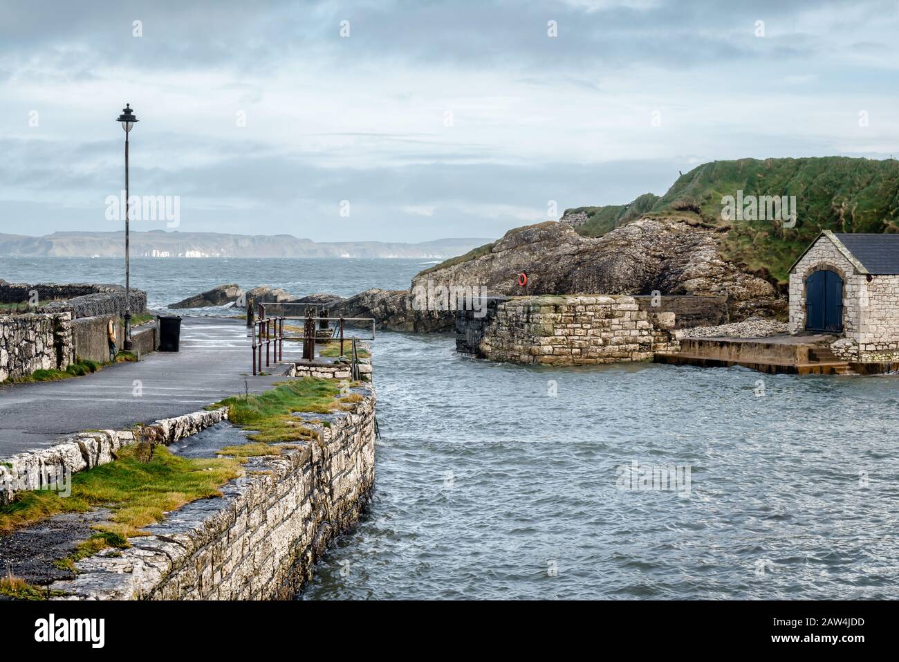 Dies ist der kleine Hafen von Ballintoy an der Nordküste von Antrim in Nordirland Stockfoto