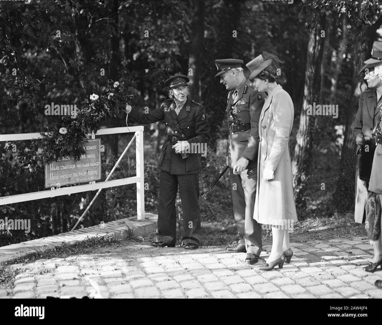 Leutnant-General Sir Neil Methuen Ritchie [anwesend bei der Enthüllung einer Gedenkplakette an den Willem-Hikspoorsbrug Jobs Annotation: Text: God Sponied OUR NON-THOUGHT DIESE SCHLECHTE BRÜCKE WAR IHRE MACHT HIER war die MOF-RÜCKKEHR 19. september 1944, das Brett wurde ersetzt und auch der Text modifiziert. Also wurde das Wort im MOF-FEIND geändert. Datum: 26.September 1946 Ort: Eindhoven Schlüsselwörter: Brücken, Gedenkstätten, Offiziere Stockfoto