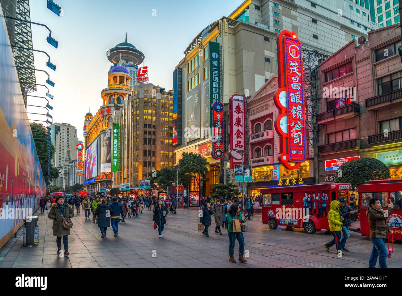 Shanghai, CHINA - 13. FEBRUAR 2018: Auf der Nanjing Road leuchten Neonschilder. Die Gegend ist das Haupteinkaufsviertel Shanghais und eines der geschäftigsten der Welt Stockfoto