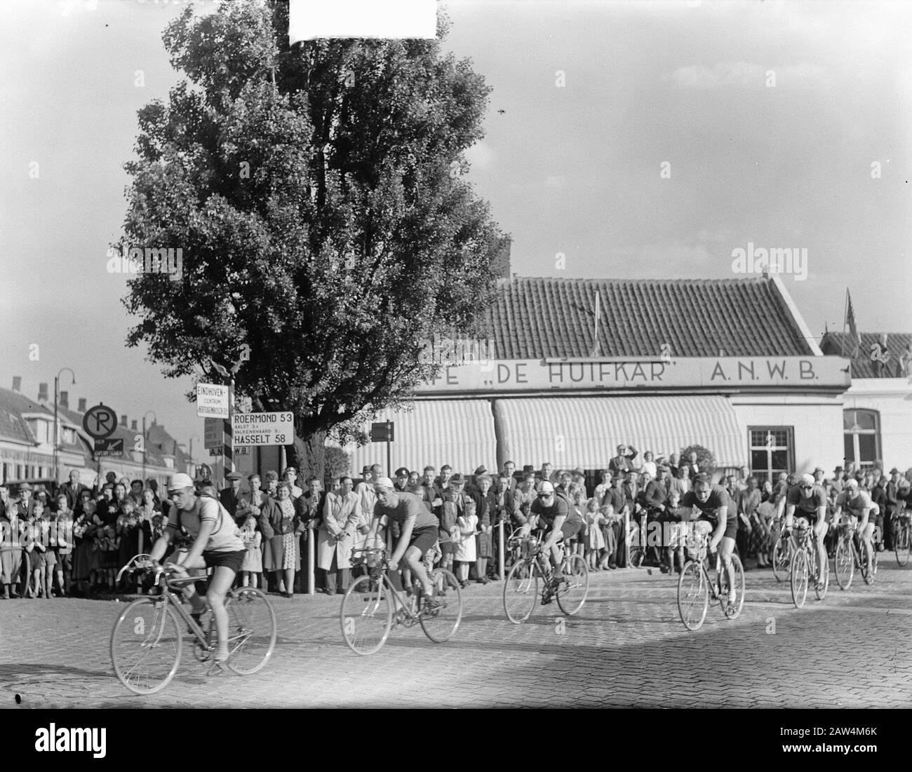 Tour durch die Niederlande: Kerkrade Tilburg Gruppenfahrten durch Eindhoven Datum: 13. Mai 1949 Ort: Eindhoven, Noord-brabant Schlüsselwörter: Radsport Stockfoto