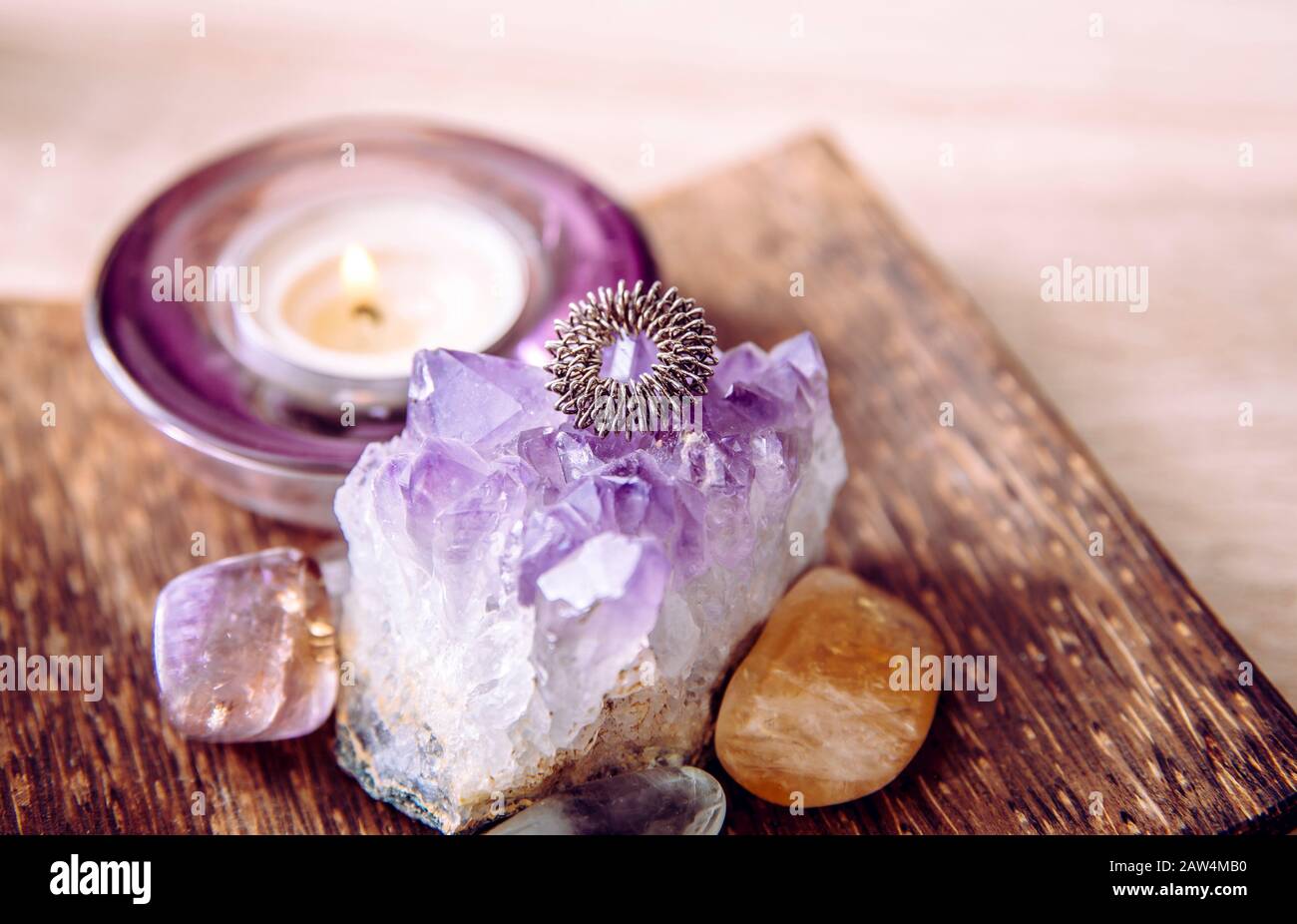 Akupressurmassage-Ring auf Amethyst Kristallcluster. Akupunktur ist eine alternative Medizintechnik mit körperlichem Druck Stockfoto