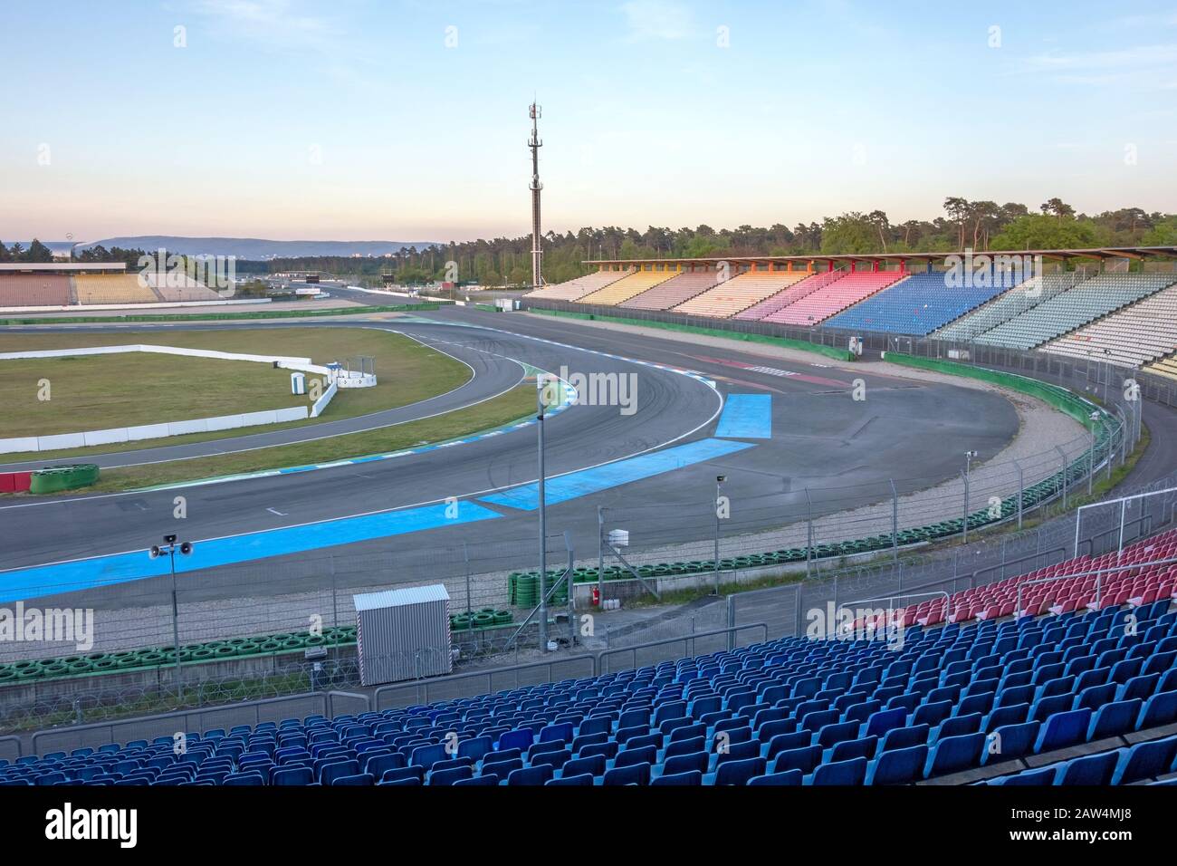 Hockenheim, Deutschland - 22. April 2014: Rennstrecke mit dem Namen Hockenheimring - Blick auf das Spielfeld Stockfoto