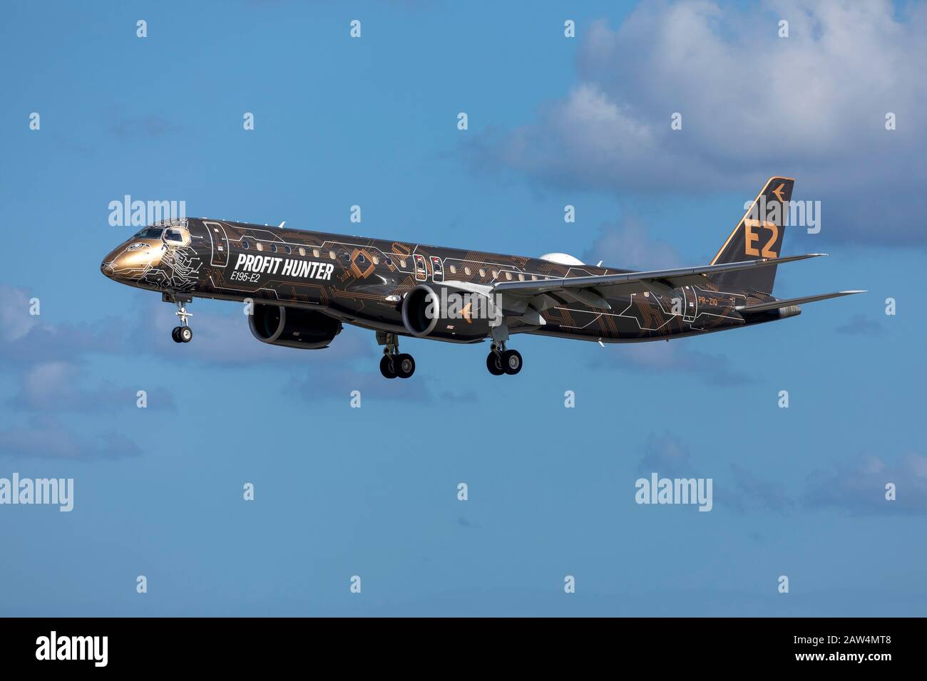 Embraer 195 E2 STD (ERJ-190-400STD) (PR-ZIQ) Demonstrator Aircaft in Special "The Tech Lion" livery on its way to Singapore. Stockfoto