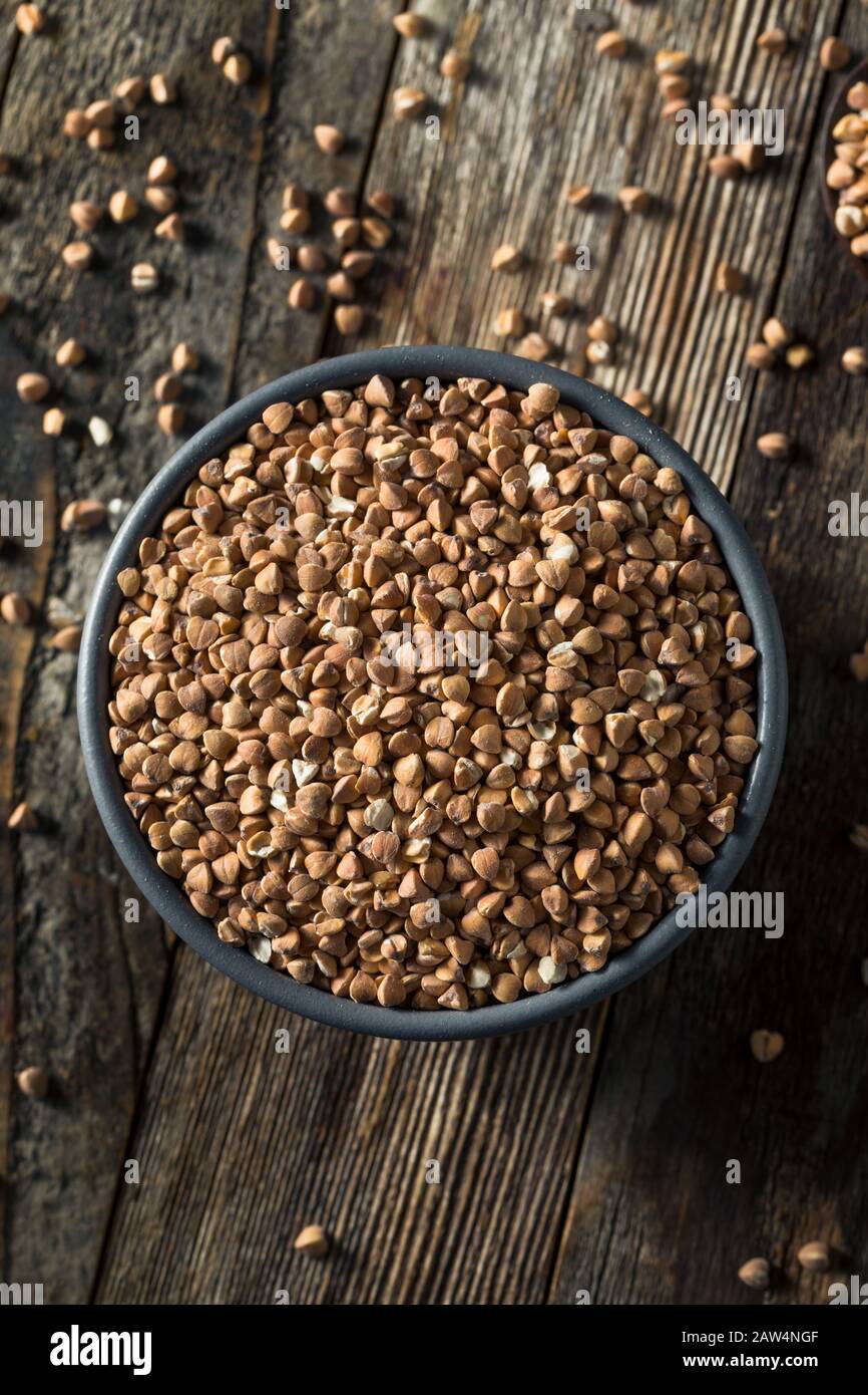Trockener organischer Gerösteter Buckwheat in einer Schüssel Stockfoto