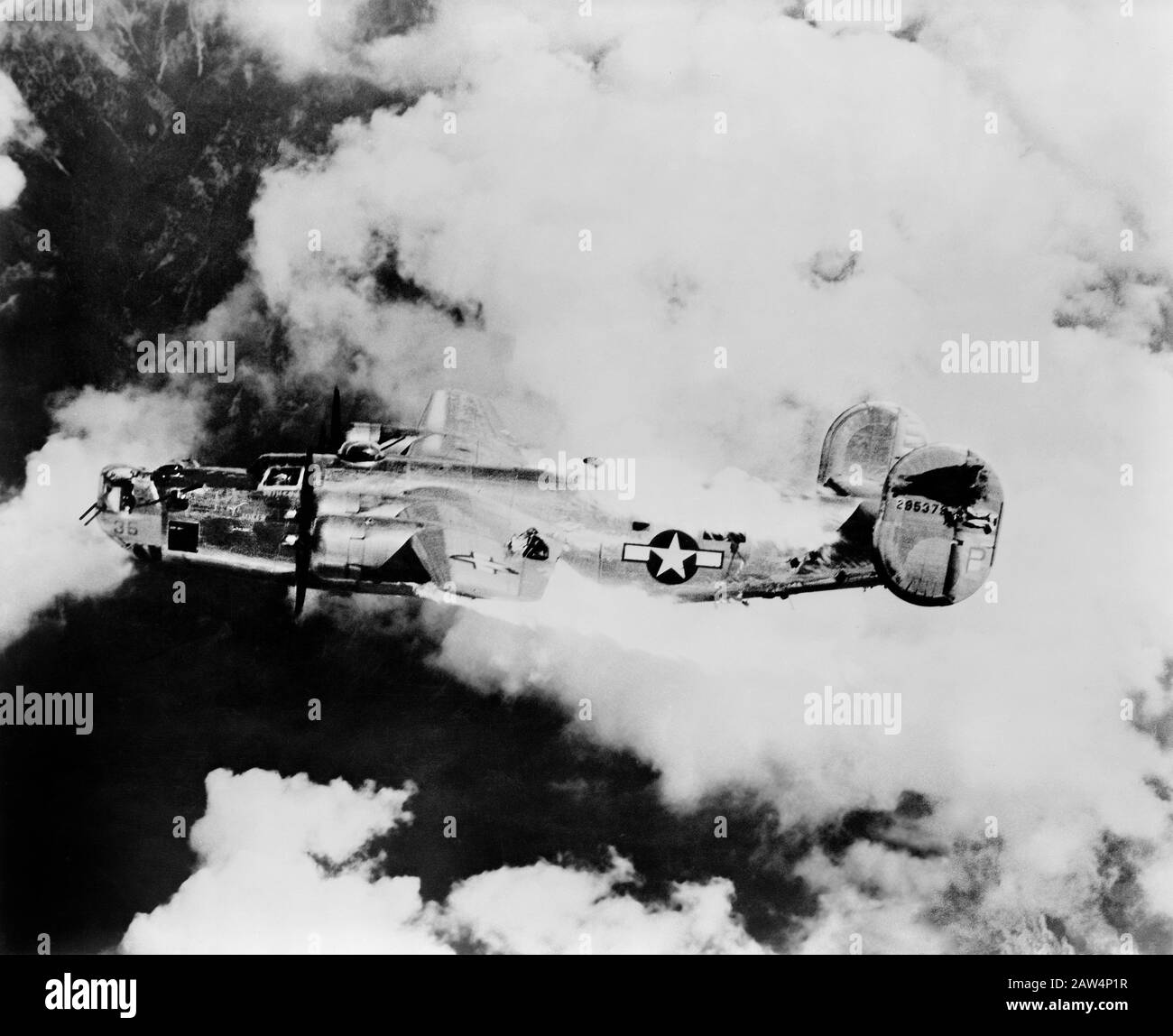 Letzte Momente eines Flaming B-24 Liberators nach Überfall auf Österreich, den zweiten Weltkrieg, 1942-1945 Stockfoto