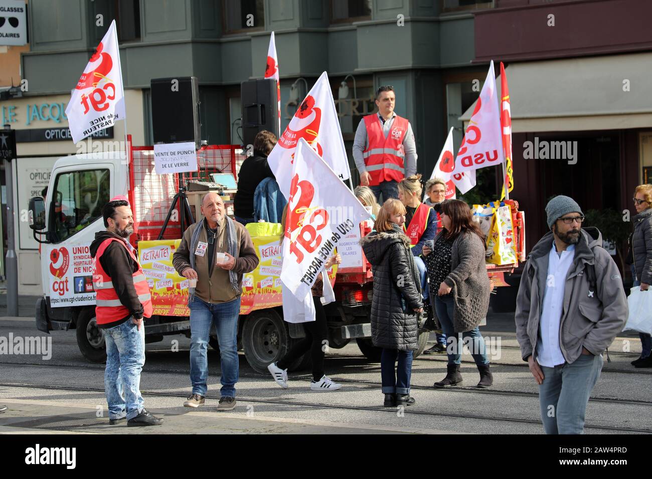 Nizza, Frankreich - 6. Februar 2020: CGT-Unionisten Auf EINEM Lastwagen, Protest im März Gegen Den Rentenreform Plan der Regierung Macron In Nizza Gegen Den französischen Riv Stockfoto