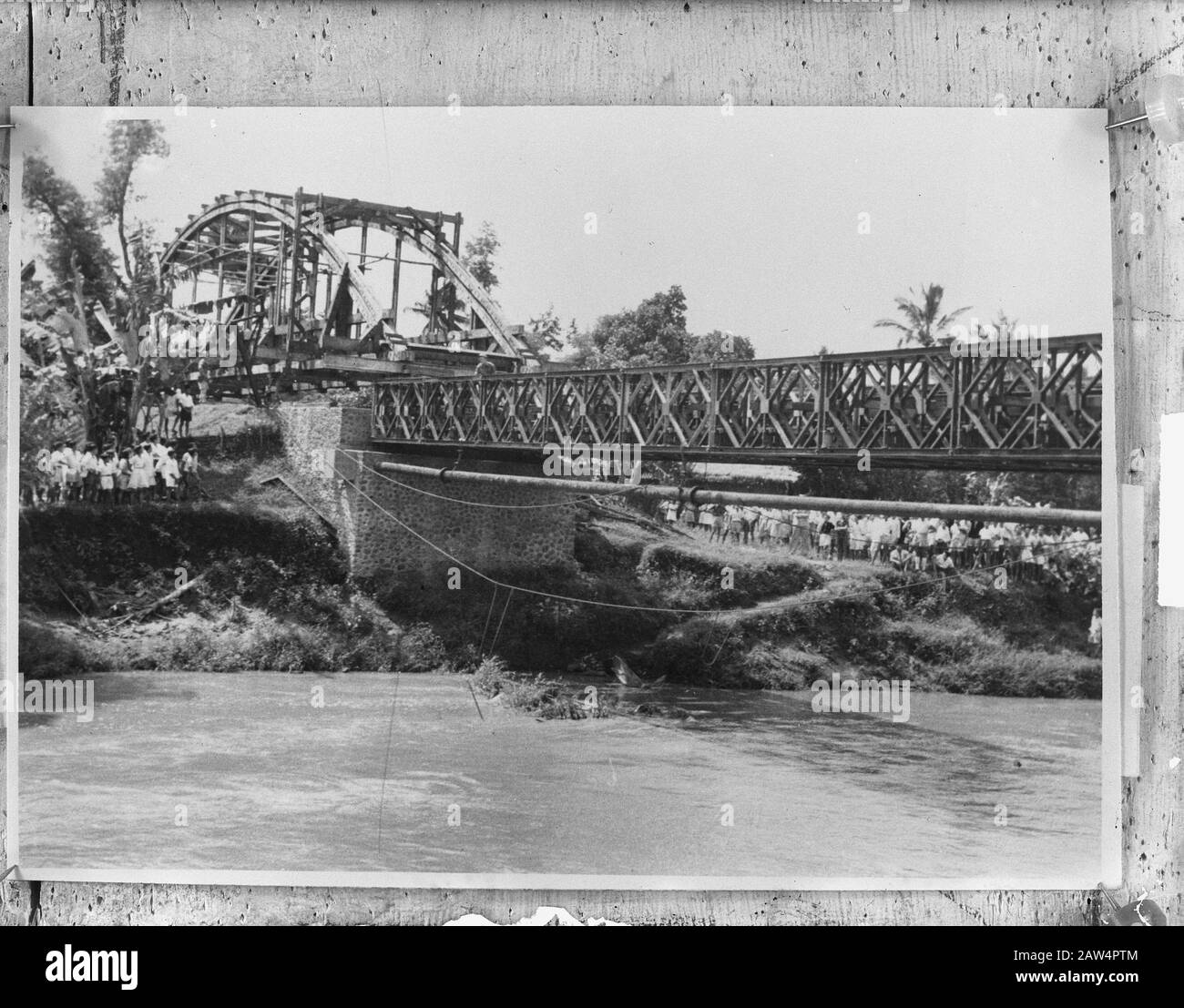 Am 7. Februar. 1950 nach Loemadjang in Probolinggo begann eine Brücke zu legen, die den alten Bailleybrug ersetzte. Zunächst die 10. Feldgenie 6. Und später arbeitete er am Bau dieser Brücke. Bei der Verfolgung der neuen Brücke waren Messemaekers (Geniekommandeur) und O (Künstlerarbeiten) und Sutedjo (Provinzdirektor für öffentliche Arbeiten) anwesend. Anmerkung: Repro Negativ. Siehe DLC 1108 Datum: 7. Februar 1950 Ort: Indonesien Niederländische Ostindien Stichwörter: Brücken Stockfoto