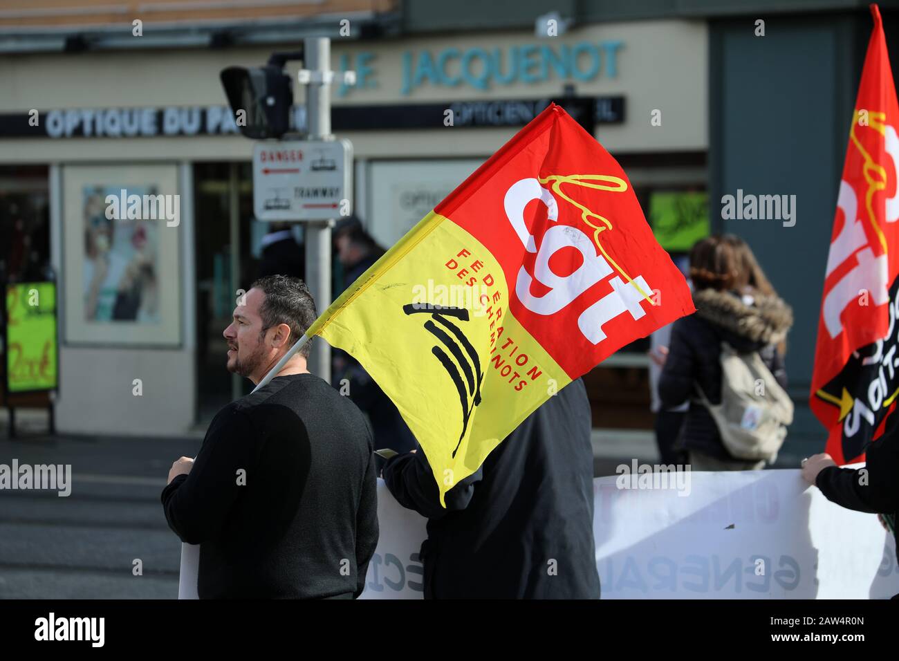 Nizza, Frankreich - 6. Februar 2020: Französischer Mann Mit CGT-Flagge Protestiert Gegen Den Plan zur Rentenreform der Regierung von Macron In Nizza An der französischen Riviera Stockfoto