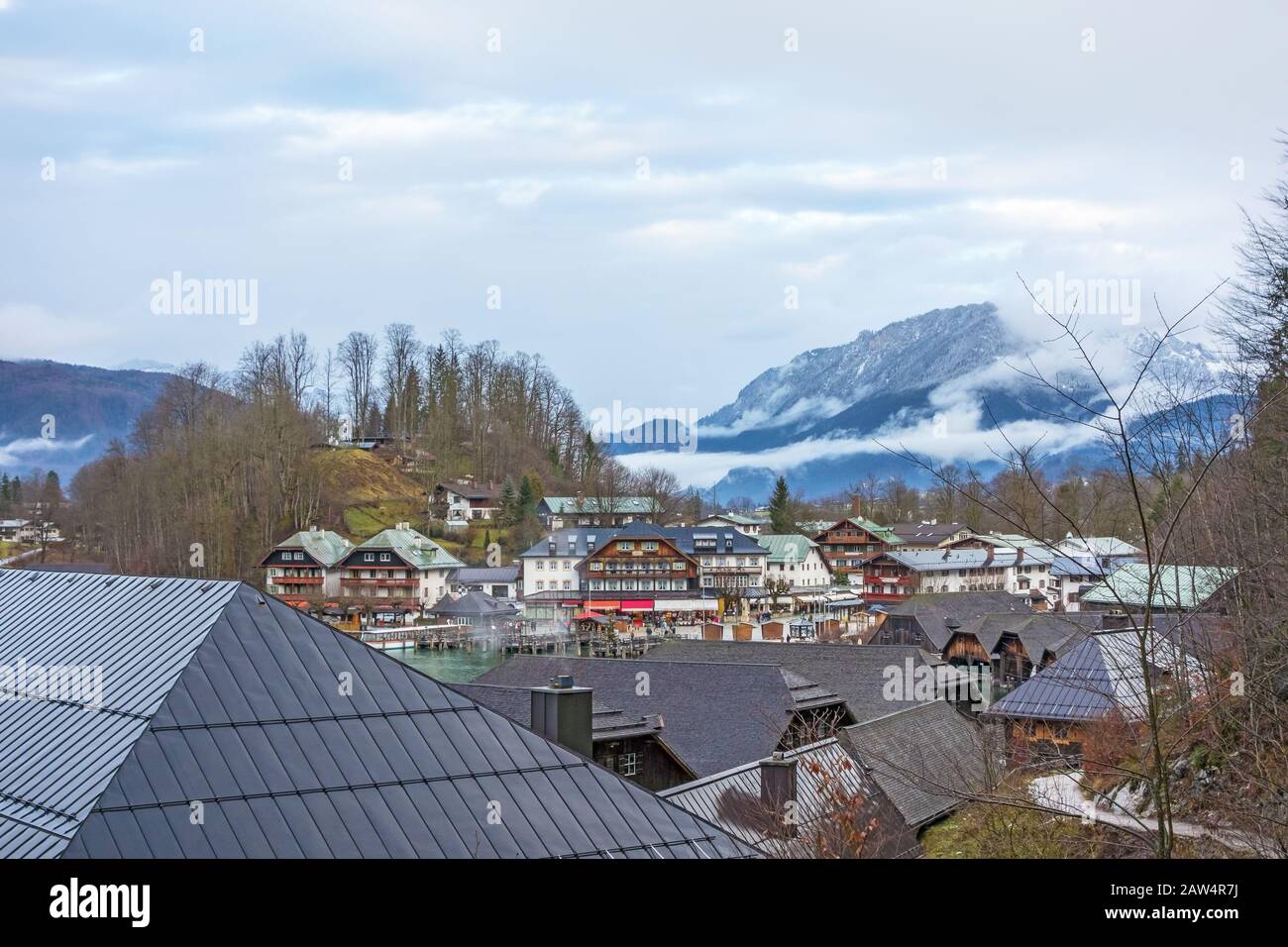 Blick über den Dorfkern von Schönau am Koenigssee - Bergjenner im Hintergrund Stockfoto