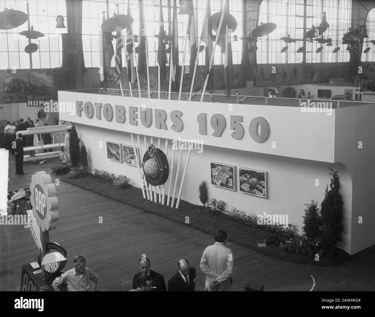 Eröffnung der Fotoausstellung in Apollo, Überblick Datum: 22. Mai 1950 Ort: Amsterdam Schlagwörter: Geldbeutel, Fotografie, Eröffnungen Name Der Einrichtung: Apollo Stockfoto