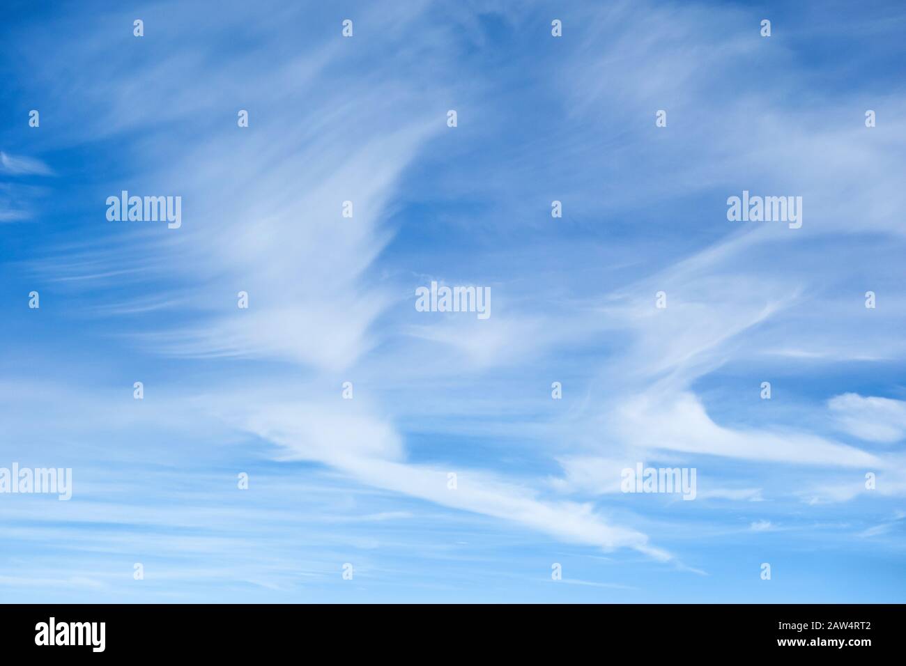 Schleier der Wolken - blauer Himmel Stockfoto