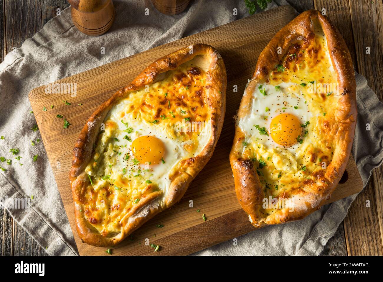 Hausgemachtes georgisches Käsebrot Khachaprui mit Ei Stockfoto