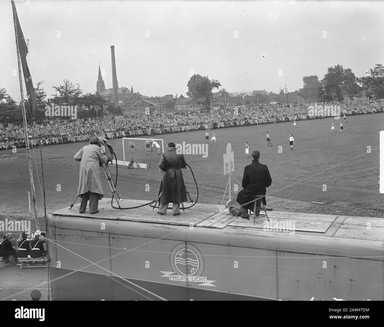 PSV Eindhoven beim 2:1. Erste Fernsehübertragung eines Fußballs Datum: 10. September 1950 Ort: Eindhoven, Noord-brabant Schlüsselwörter: Sport, Fernsehen, Fußball Personenname: PSV-Institution Name: Philips, PSV Stockfoto