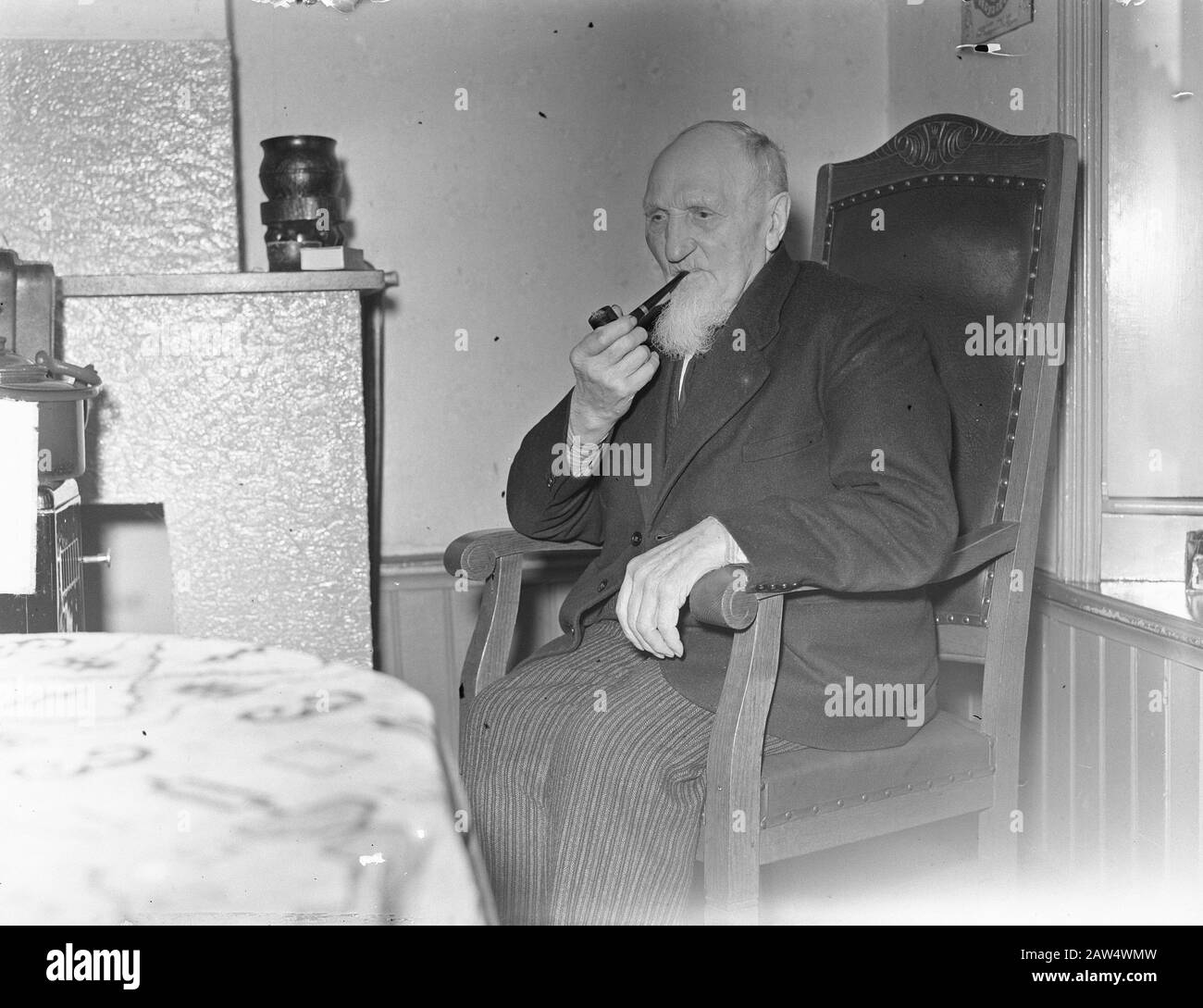 Opa Reiling aus Drouwenermond 104 Jahre. Ältester Bewohner der Niederlande Datum: 19. Dezember 1950 Ort: Drouwenermond, Groningen (Provinz) Schlüsselwörter: Ältere Menschen, Pfeifen Stockfoto