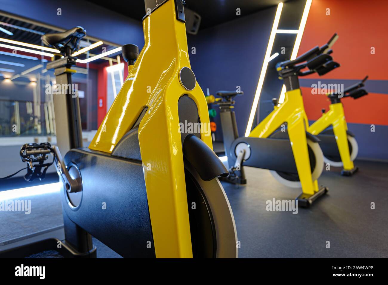 Moderne, drehende Indoor-Bikes Klasse Stockfoto