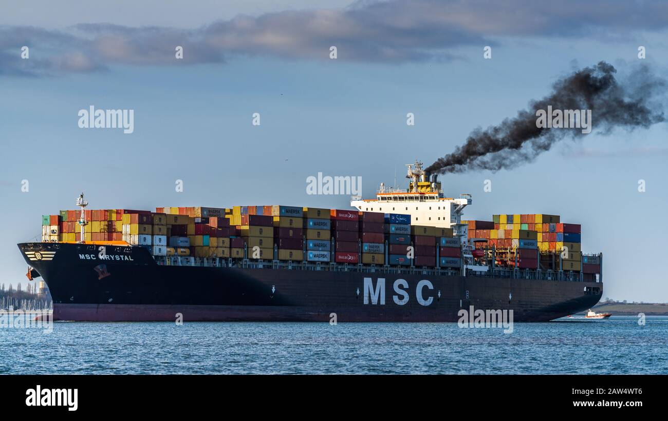 Gllobal Schiffsemissionen. Schiffstrichter Abgase - Verschmutzung durch Schiffe - Rauch von Containerschiffen, die Felixstowe Port UK verlassen Stockfoto