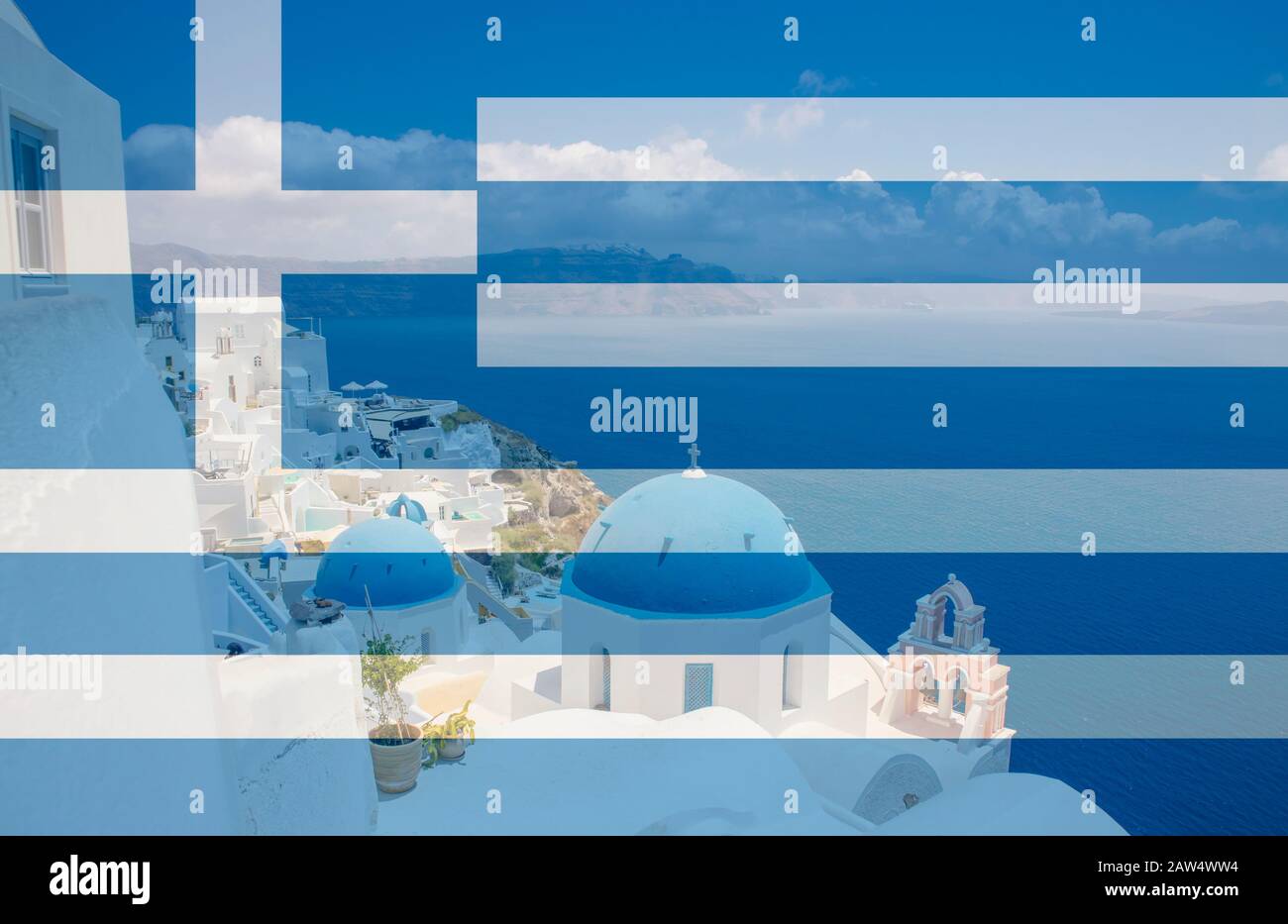 Griechenland als Reiseziel. Blaue Kuppelkirchen auf der Insel Santorini im Dorf Oia, Griechenland. Mit transparenter Flagge Griechenlands. Stockfoto