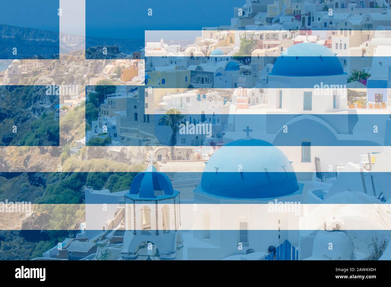 Griechenland als Reiseziel. Blaue Kuppelkirchen auf der Insel Santorini im Dorf Oia, Griechenland. Mit transparenter Flagge Griechenlands. Stockfoto