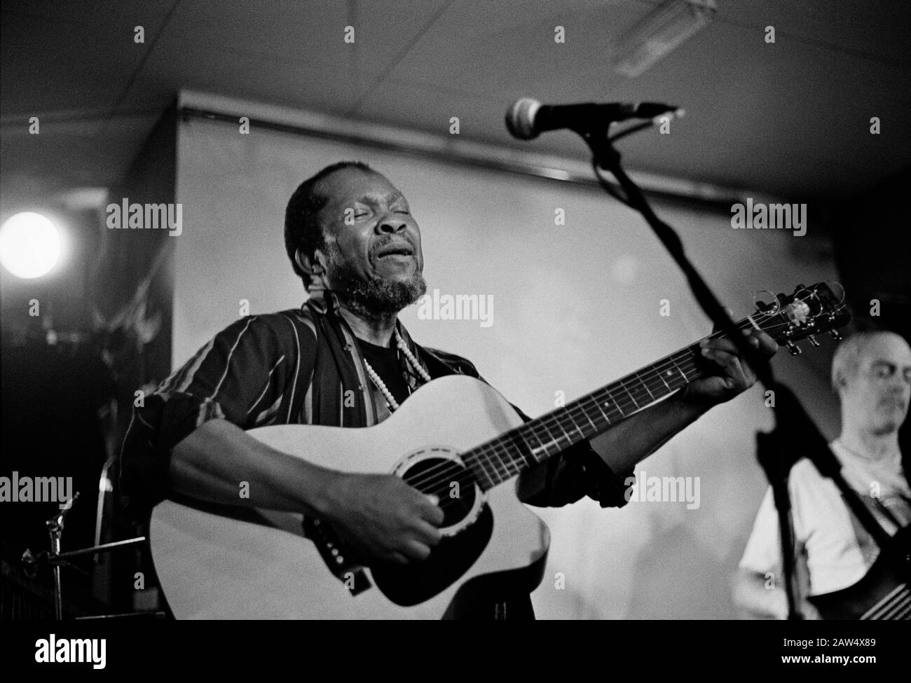 Terry CALLIER (1945-2012) US-amerikanischer Jazz-, Soul- und Folkmusiker Live at The Garderobe, Leeds, Großbritannien 2003 Stockfoto