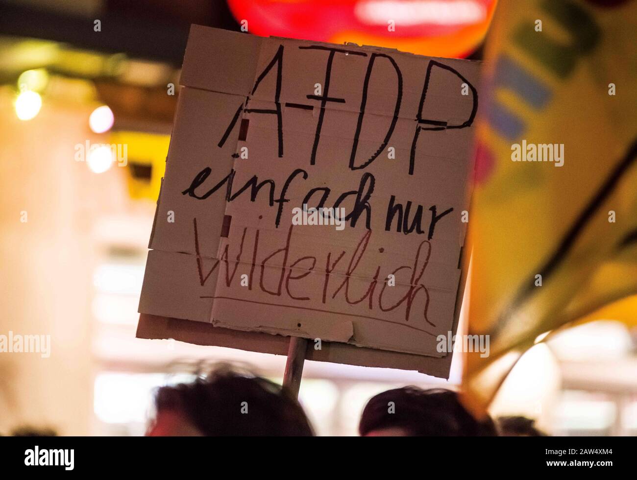 6. Februar 2020, München, Bayern, Deutschland: Über 500 versammelte sich in München mit Tausenden von Städten in ganz Deutschland, um die FDP-Partei vor ihren Büros in der Goethebraße zu protestieren. Der FDP-Chef Thomas Kemmerich gewann jüngst die Thüringer Ministerposition, nachdem er sich mit der faschistischen AfD-Partei Unterstützung gesichert hatte und Bürger- und politische Proteste absetzte. (Bild: © Sachelle Babbar/ZUMA Draht) Stockfoto