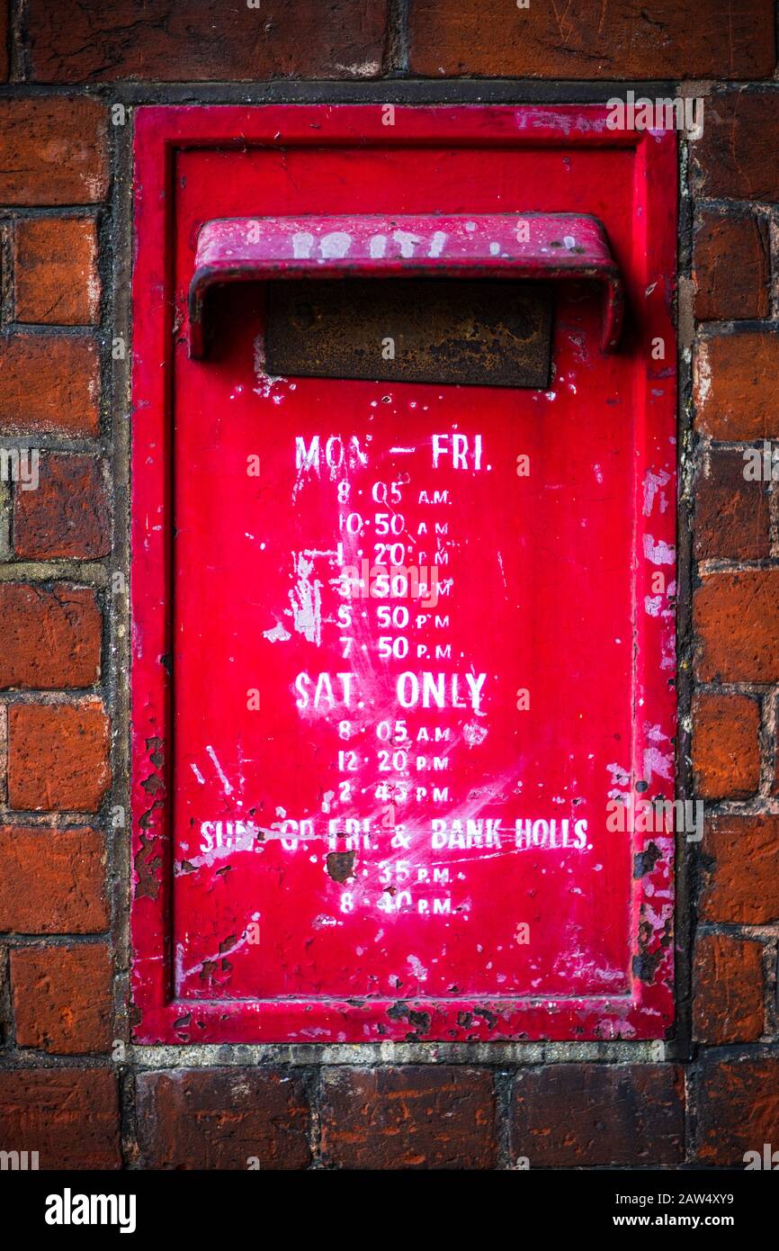 Vintage Post Box an einem Cambridge College, die Sammlungszeiten wurden auf die Schachtel gemalt. Jesus College Cambridge Post Box. Stockfoto