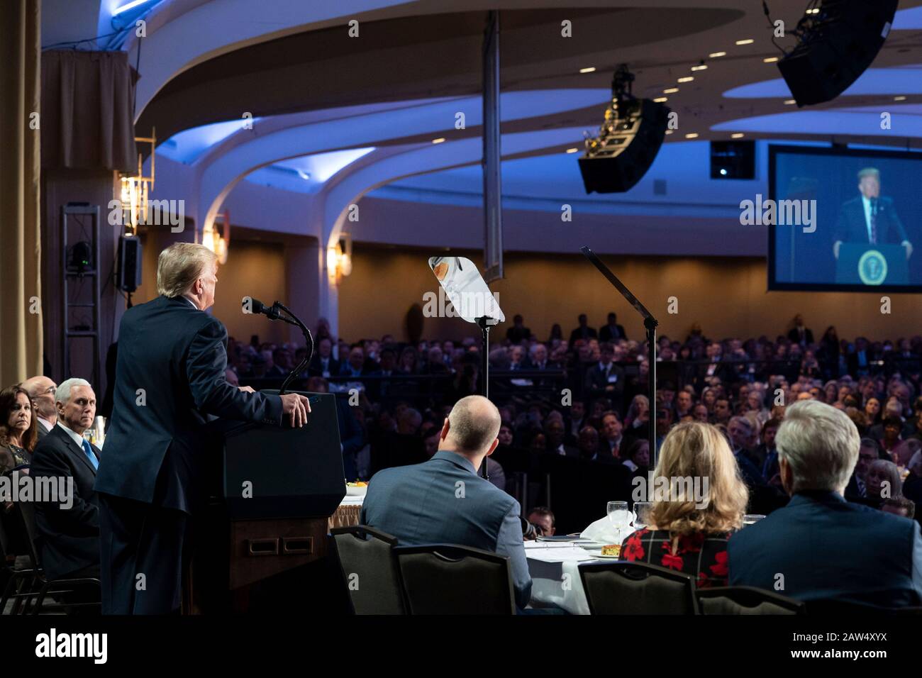 Washington, Vereinigte Staaten Von Amerika. Februar 2020. Washington, Vereinigte Staaten von Amerika. Februar 2020. US-Präsident Donald Trump gibt beim National Prayer Breakfast 2020 im Washington Hilton 6. Februar 2020 in Washington Bemerkungen ab. DC Trump nutzte das normalerweise überparteiliche Ereignis, um seine Gegner zu erbetern, die sie als bösartig bezeichnen und nach seinem Freispruch im Senat im Amtsenthebungsverfahren bedeuten. Kredit: Joyce Boghosian/White House Foto/Alamy Live News Stockfoto