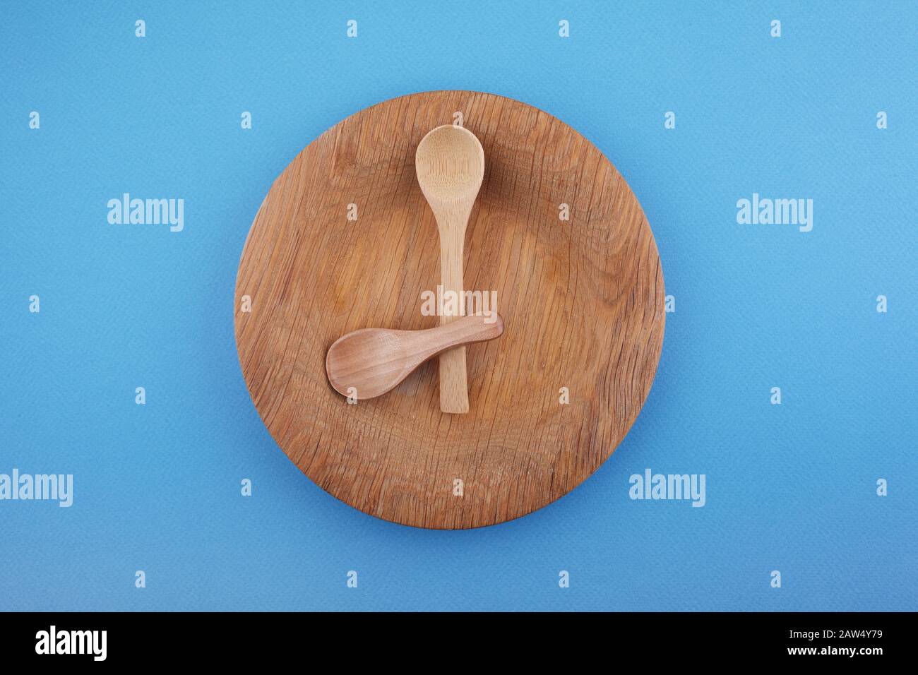 Holzplatte mit Löffeln, intermittierendes Fastenkonzept, ketogene Ernährung, Gewichtsverlust. Flaches Lay Stockfoto