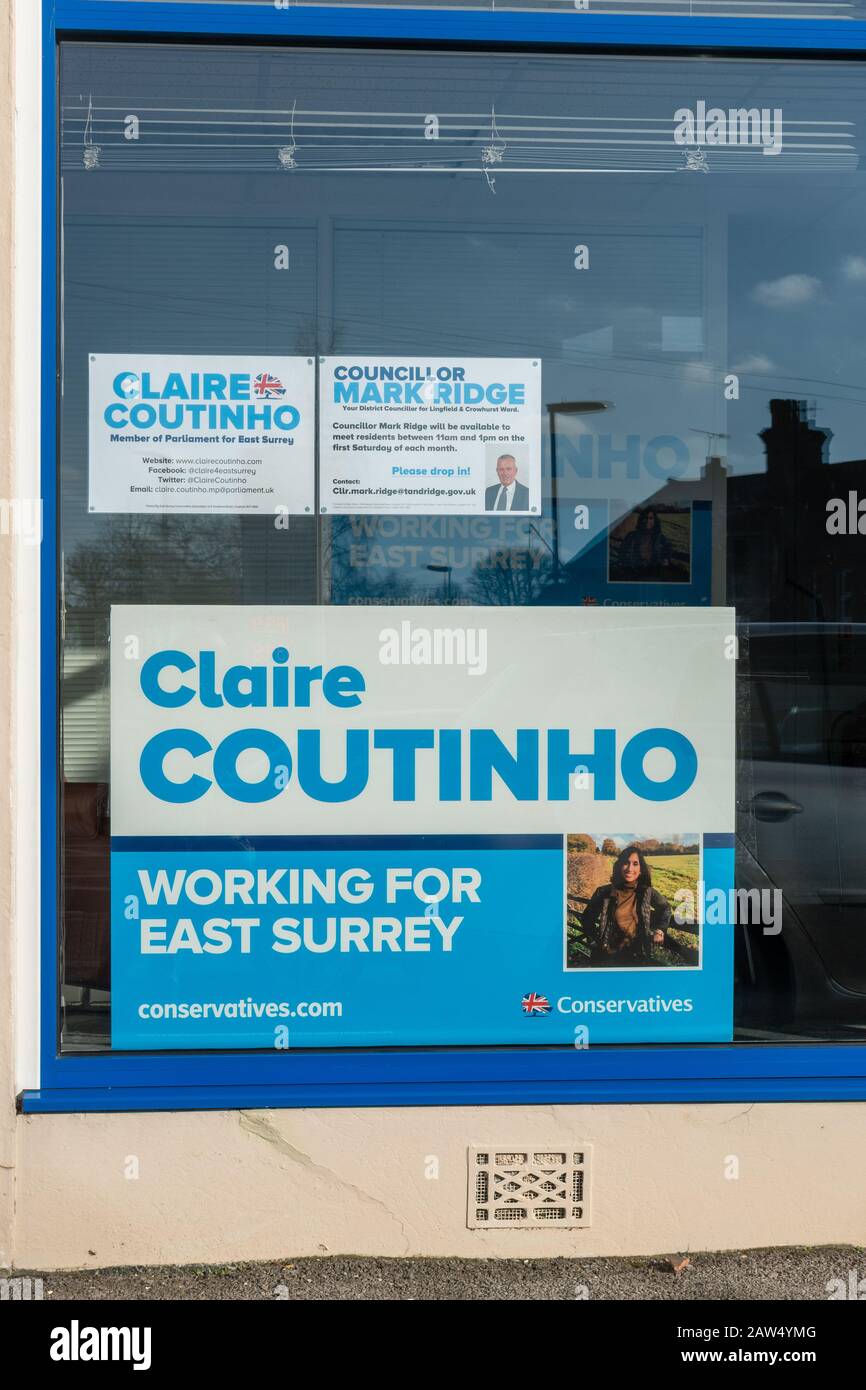 Konservative Plakate über Claire Coutinho, Abgeordnete für East Surrey, und Bezirksstadtrat Mark Ridge, Stadtrat für Lingfield und Crowhurst Ward Stockfoto