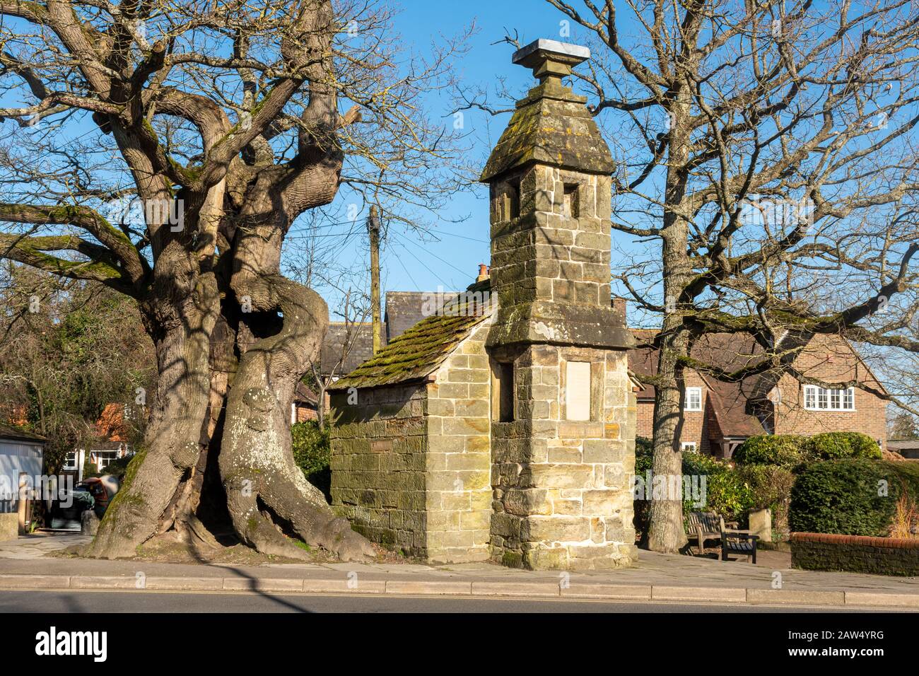 Lingfield Village in East Surrey, Großbritannien. Der Cage, eine Dorfschleuse, die zuletzt 1882 zur Aufnahme eines Wilderers genutzt wurde, wurde im Jahr 1773 errichtet. Stockfoto