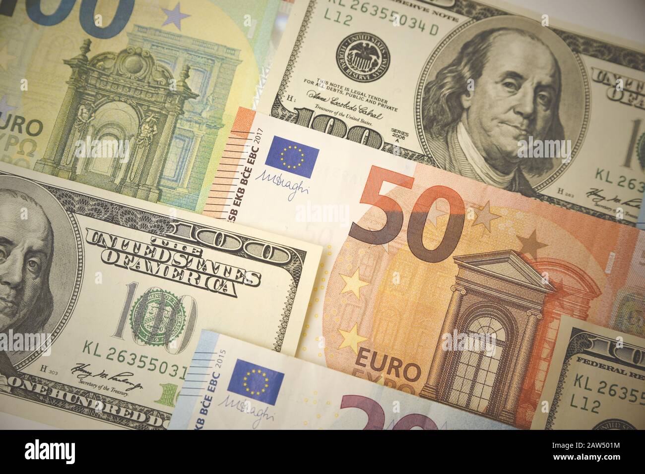 Banknoten Euro, Dollar, Hintergrund. Geld, Finanzen, internationale Währung Konzept Stockfoto