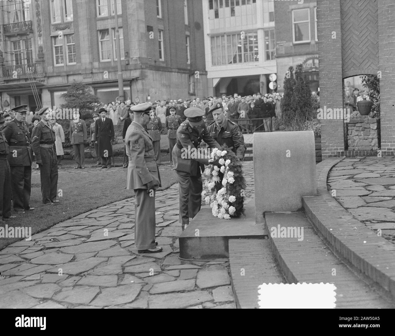 Kranz 7. Dezember Dam Amsterdam von den Bundesveteranen und den Generälen E. Engles und H.J.J.W. Dürst Britt Anmerkung: Es handelt sich um das temporäre Denkmal am Staudamm Datum: 7. Dezember 1951 Ort: Amsterdam, Noord-Holland Schlüsselwörter: Gedenkfeiern, Kränzlegen, Militär, Denkmäler Personenname: Dürst Britt, H.J.W., Engles, E. Stockfoto