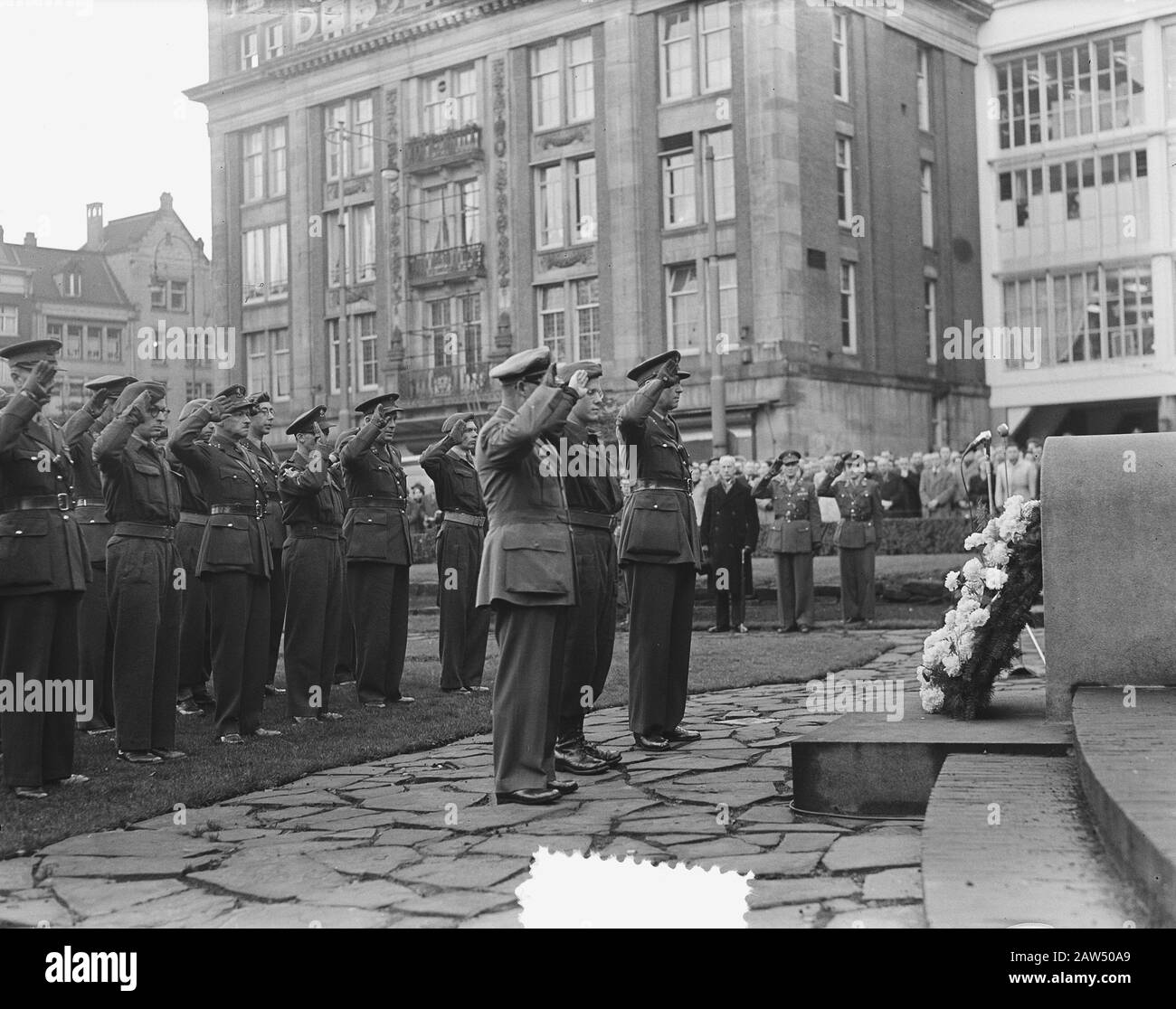 Kranz 7. Dezember Dam Amsterdam von den Bundesveteranen und den Generälen E. Engles und H.J.J.W. Dürst Britt Anmerkung: Es handelt sich um das temporäre Denkmal am Staudamm Datum: 7. Dezember 1951 Ort: Amsterdam, Noord-Holland Schlüsselwörter: Gedenkfeiern, Kränzlegen, Militär, Denkmäler Personenname: Dürst Britt, H.J.W., Engles, E. Stockfoto