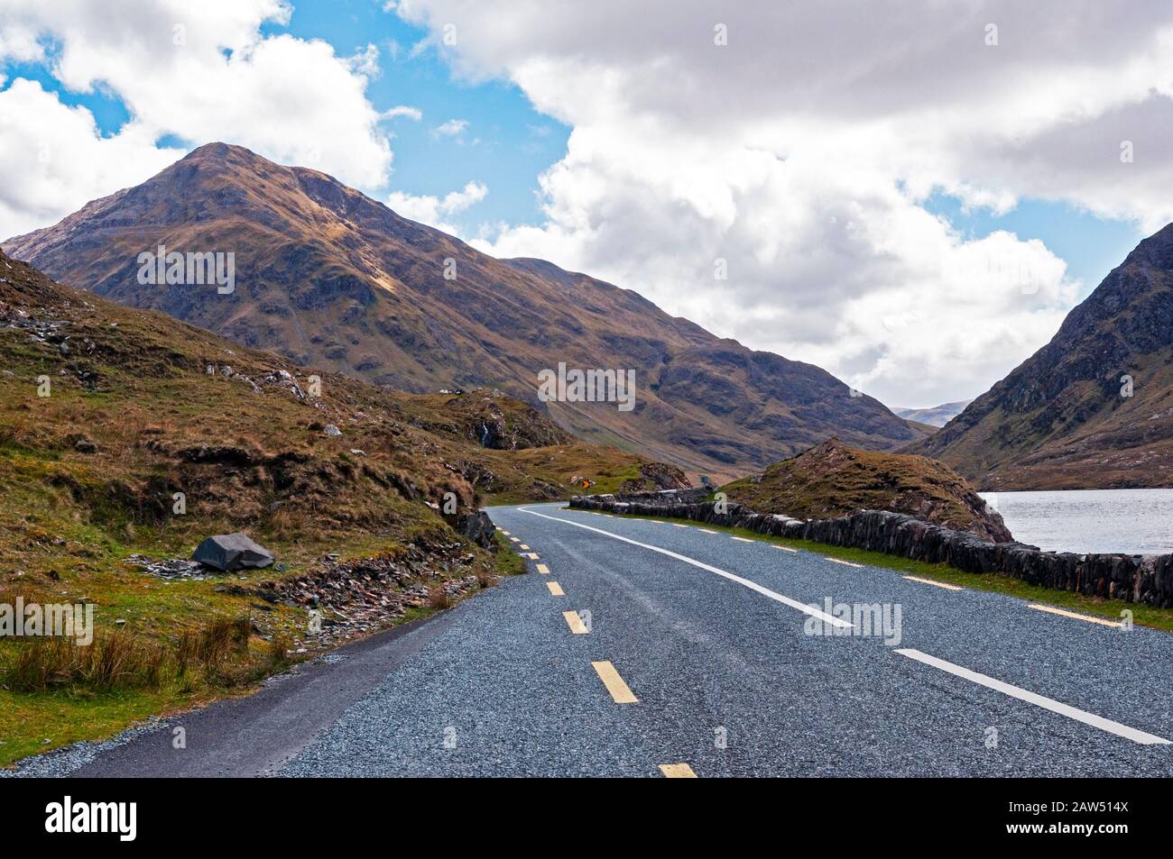Straße durch Doo Lough Valley, County Mayo, Irland Stockfoto