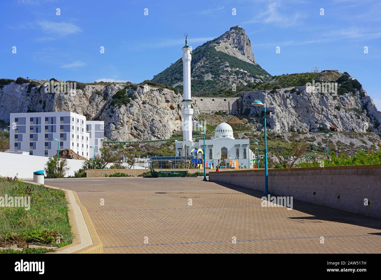Gibraltar, GROSSBRITANNIEN -29. APR 2019- Blick auf die Ibrahim-al-Ibrahim-Moschee, die King Fahd bin Abdulaziz al-Saud-Moschee (Moschee des Kustodians des Stockfoto