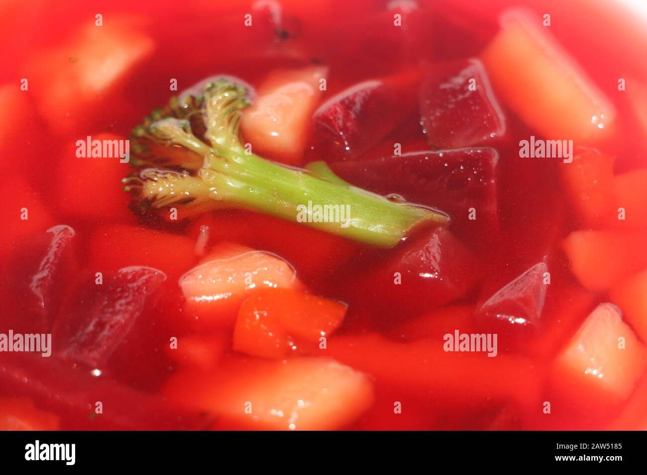 Schöffel mit Borschtsuppe, traditionelle ukrainische Suppe, die Fleisch,  rote Bete und anderes Gemüse kombiniert Stockfotografie - Alamy