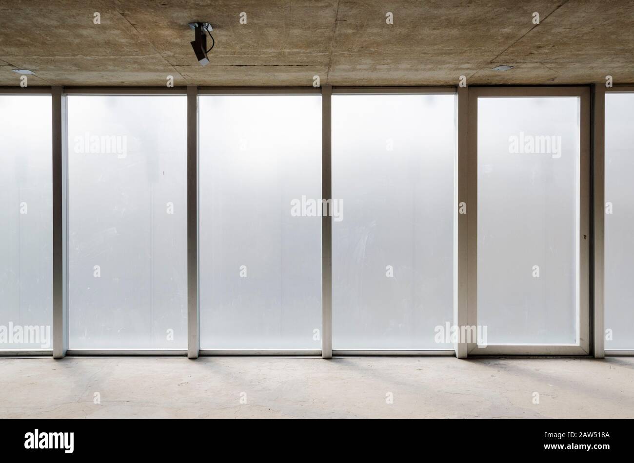 Hauptstadt Federal, Buenos Aires/Argentinien; Vor 26, 2015: Moderne minimalistische Architektur, Innenraum mit Glastür und Fenstern, einheitliche Beleuchtung Stockfoto