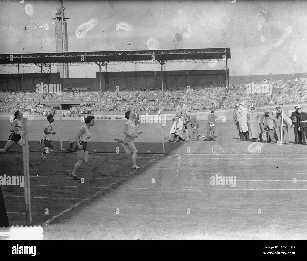 Olympiastadion Der Olympischen Spiele In Revanches. Frauen 200 m 1. Bertha Brouwer 2. Johnson (Australien) Datum: 10. August 1952 Schlüsselwörter: Revanches, Stadien Personenname: Brouwer, Puck, Johnson Stockfoto